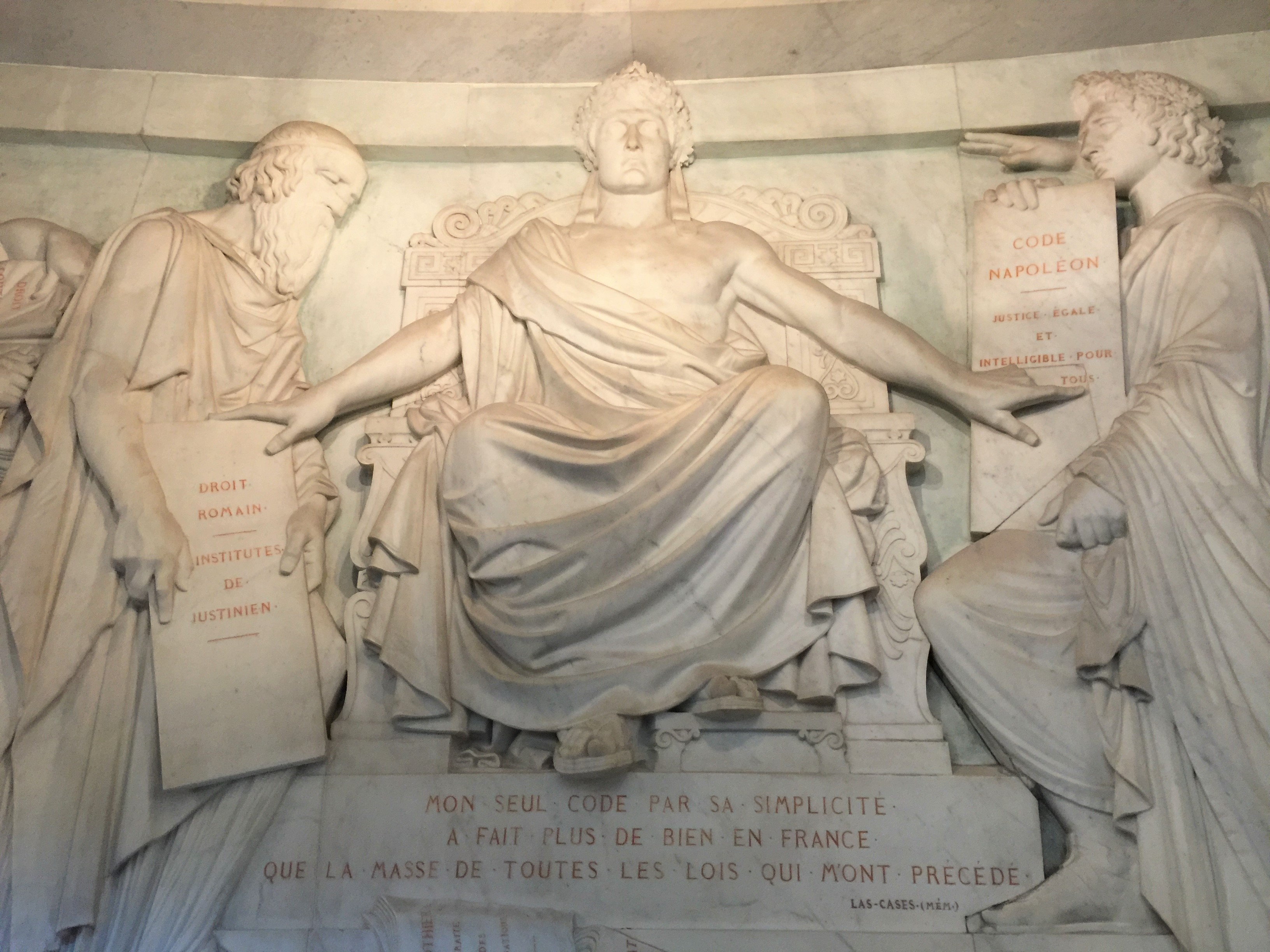 L'immagina raffigura uno dei Bassorilievi nel Dome des Invalides che ricorda le Code Napoléon, Pari