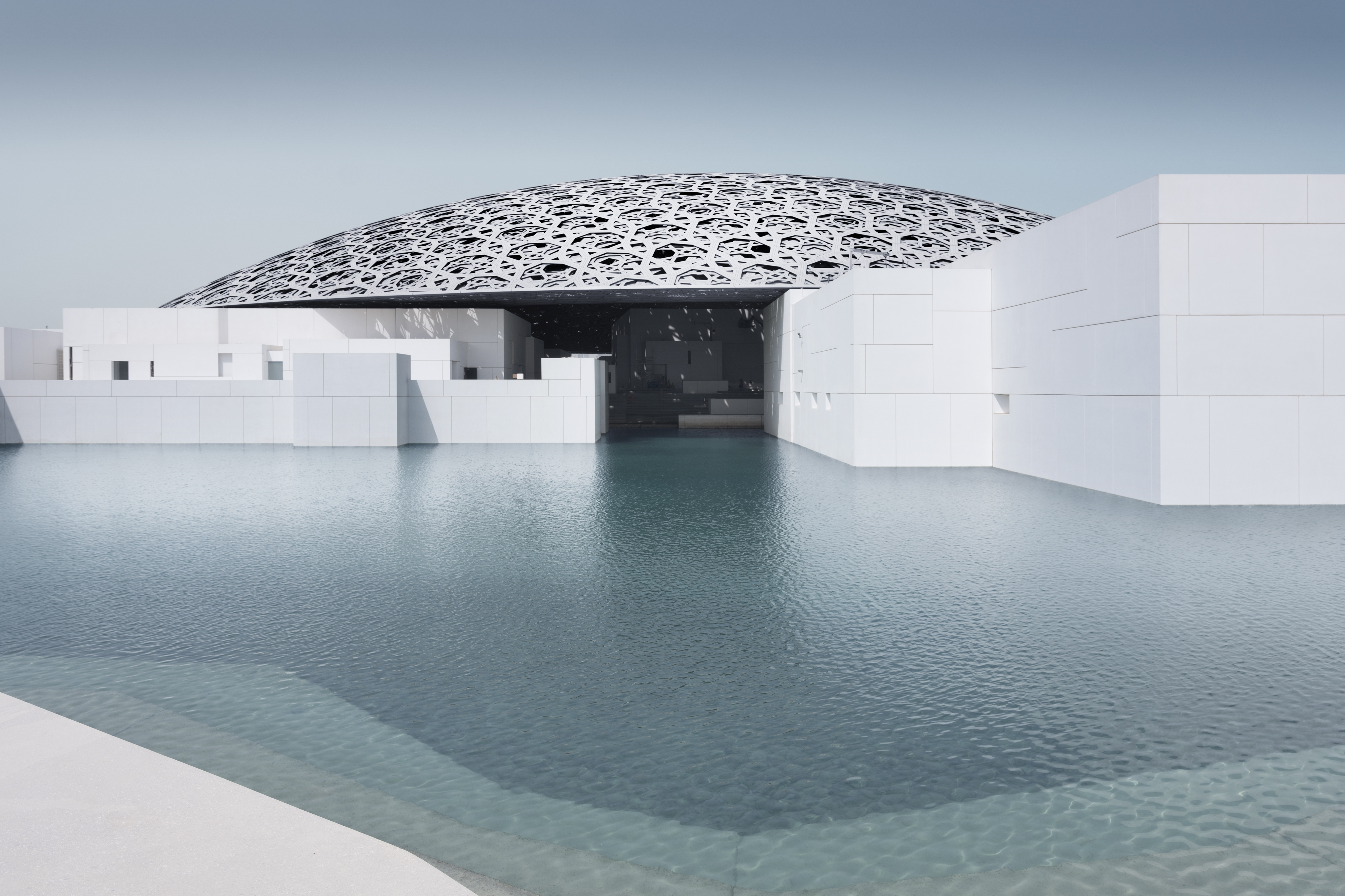 L'immagine rappresenta il Louvre Abu Dhabi