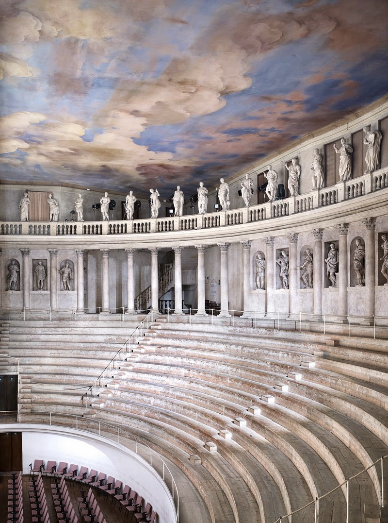 L'immagine è la fotografia dell'interno del teatro: la gradinata con il colonnato e le statue