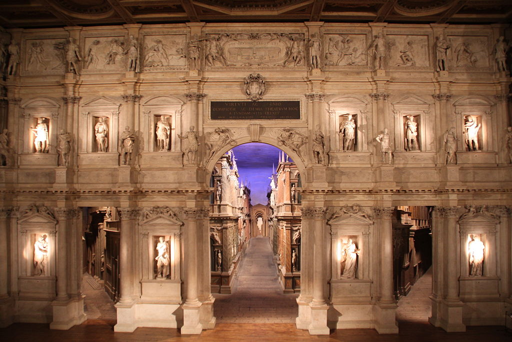 Immagine del proscenio del Teatro Olimpico ideato da Vincenzo Scamozzi