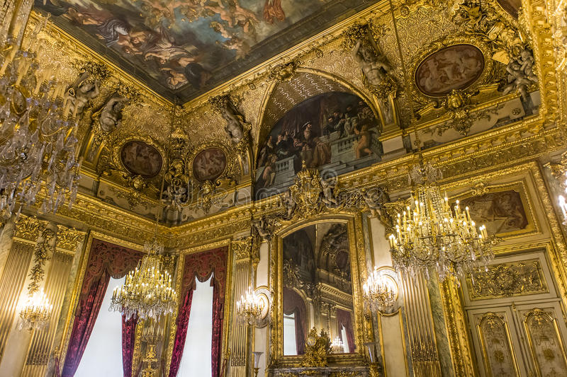 L'immagina raffigura gli interni del palazzo del Louvre