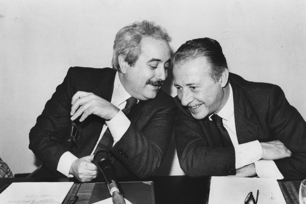 L'immagine raffigura una fotografia dei Giudici Falcone e Borsellino