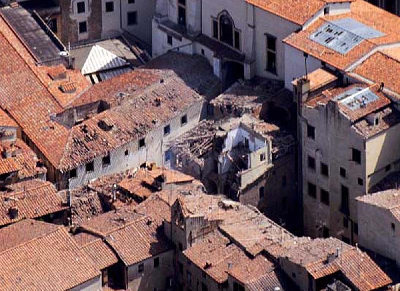 L'immagine raffigura la strage di via dei Georgofili del 27 maggio 1993